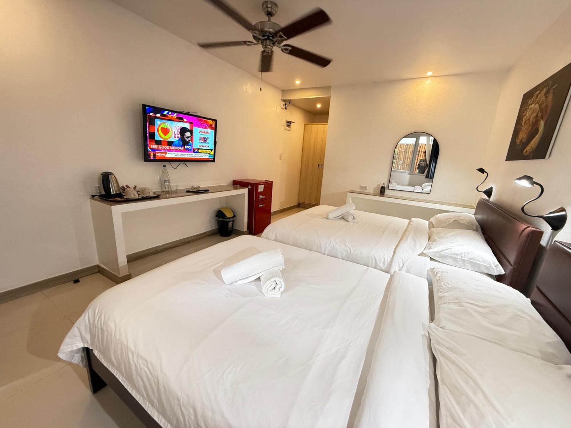 Calypso Beach And Dive Resort Manoc-Manoc ภายนอก รูปภาพ